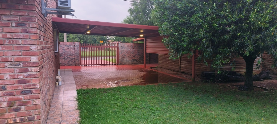 3 Bedroom Property for Sale in La Hoff North West